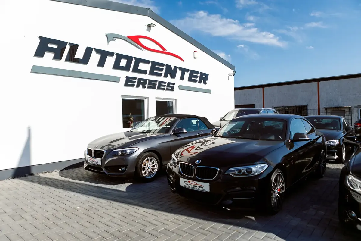 BMW Gebrauchtwagen vor dem Gebäude von Autocenter Erses