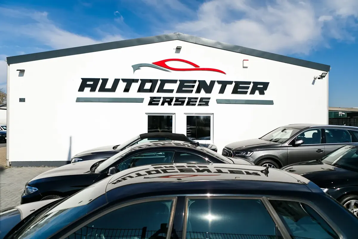 Firmengebäude von Autocenter Erses in der Stettiner Straße in Neuwied, davor Gebrauchtwagen auf dem Hof