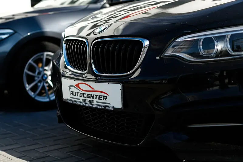 Schwarzer BMW mit Kennzeichenhalter von Autocenter Erses