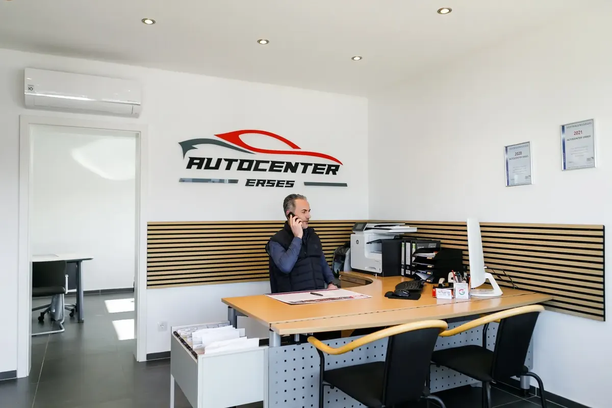 Erhan Erses im Büro von Autocenter Erses in Neuwied